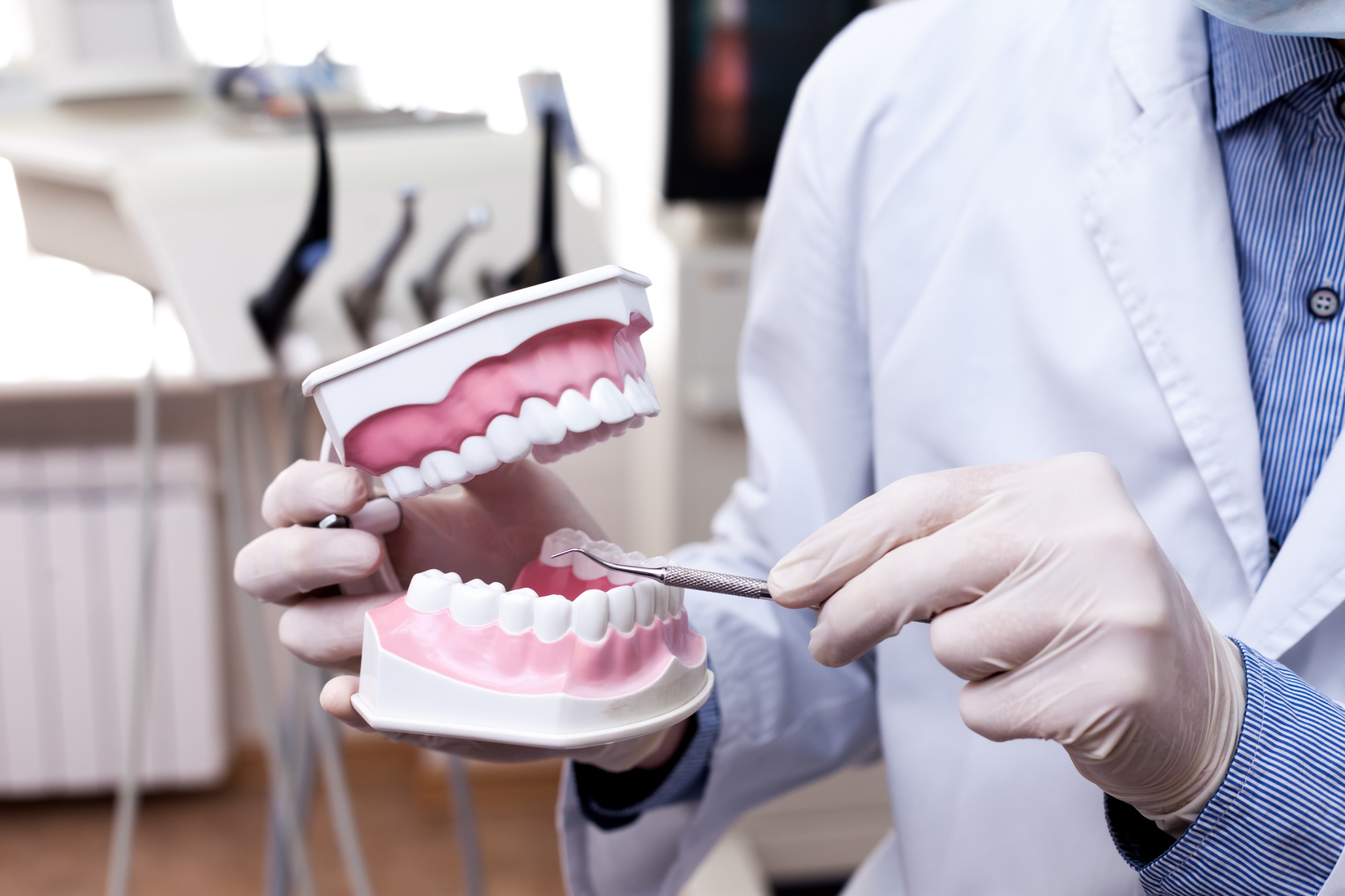 Dentista mirando dientes 